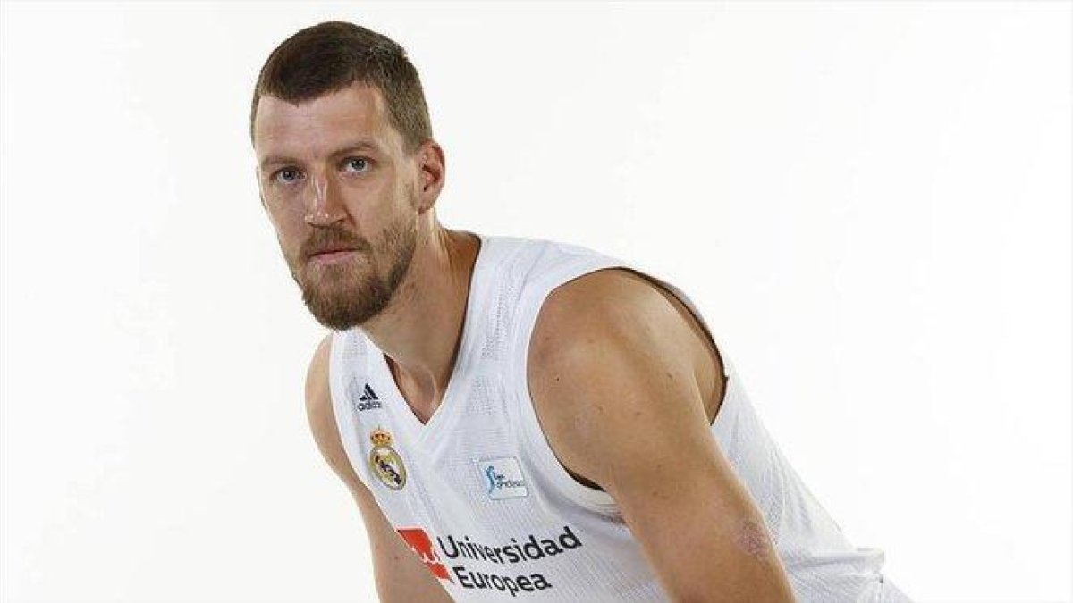 El jugador de baloncesto Ognjen Kuzmic, con la camiseta del Real Madrid.-