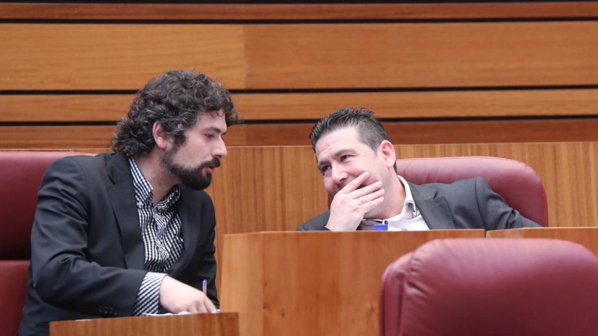El procurador de UPL, Luis Mariano Santos, y el procurador de Izquierda Unida José Sarrión, conversan durante el Pleno de las Cortes de Castilla y León-ICAL