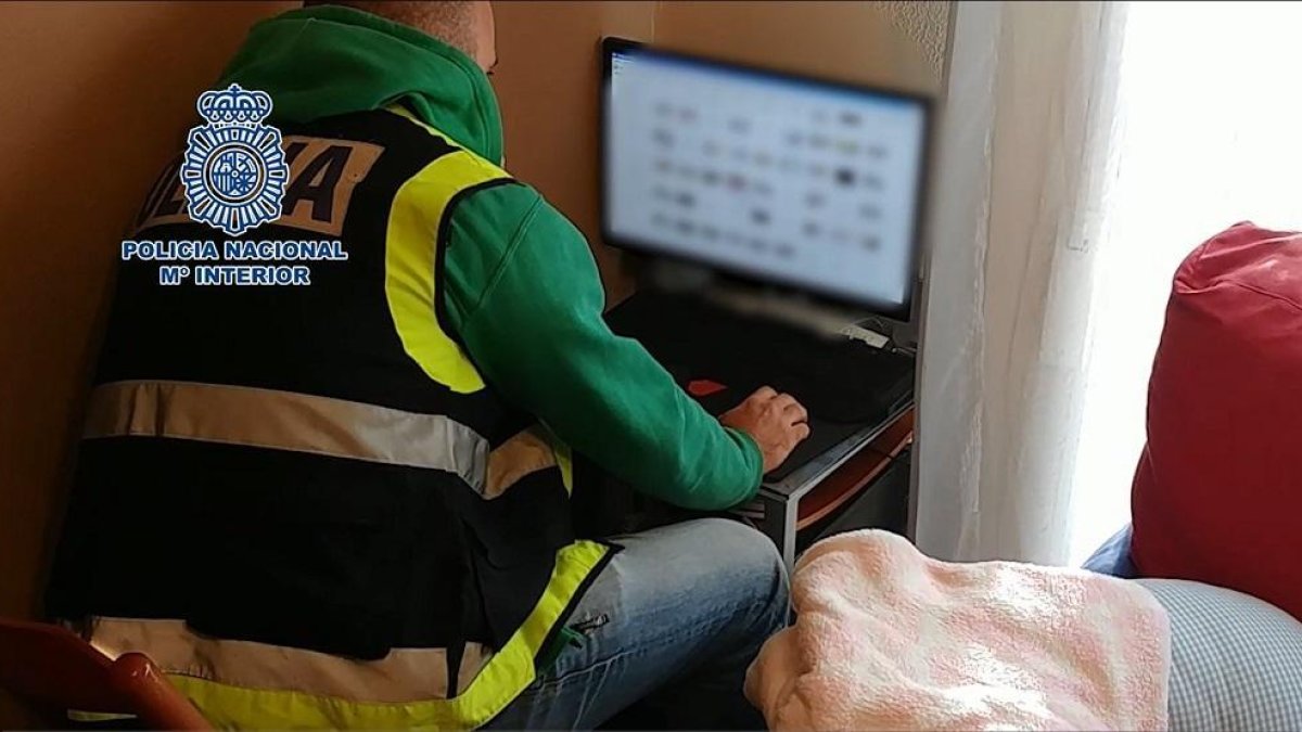 Detenido en Valladolid e ingresado en prisión por compartir por internet pornografía de contenido pedófilo-POLICÍA NACIONAL