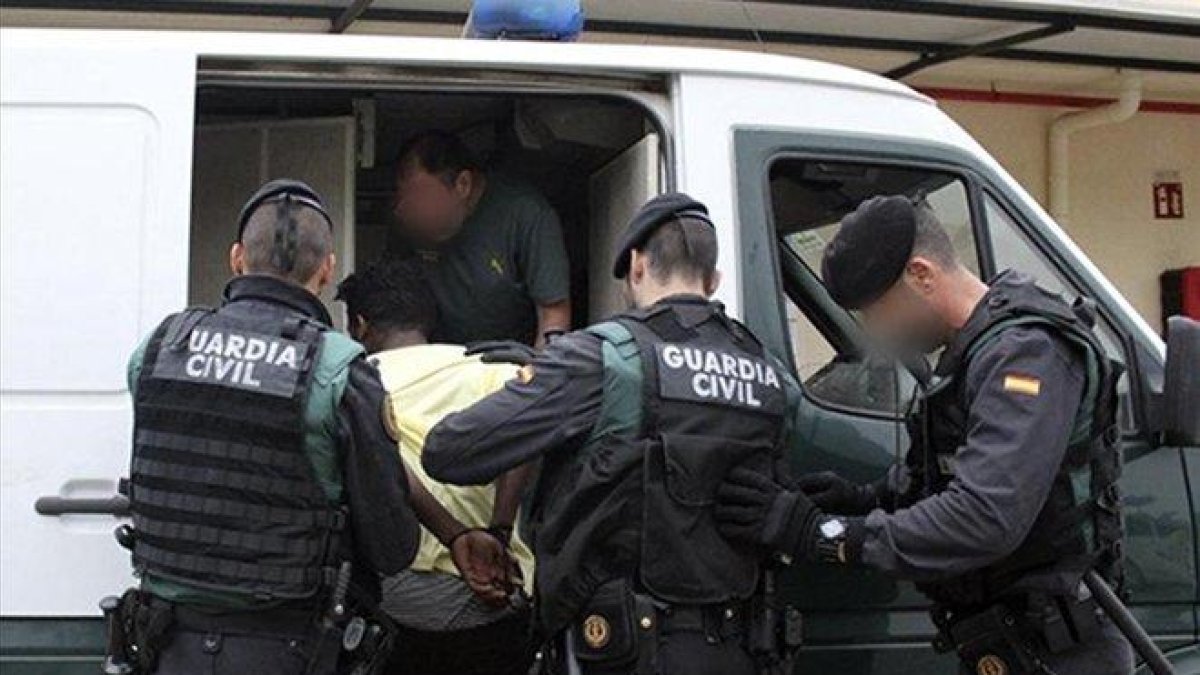 Imagen de archivo de un arresto en Ceuta por parte de la Guardia Civil.-GUARDIA CIVIL