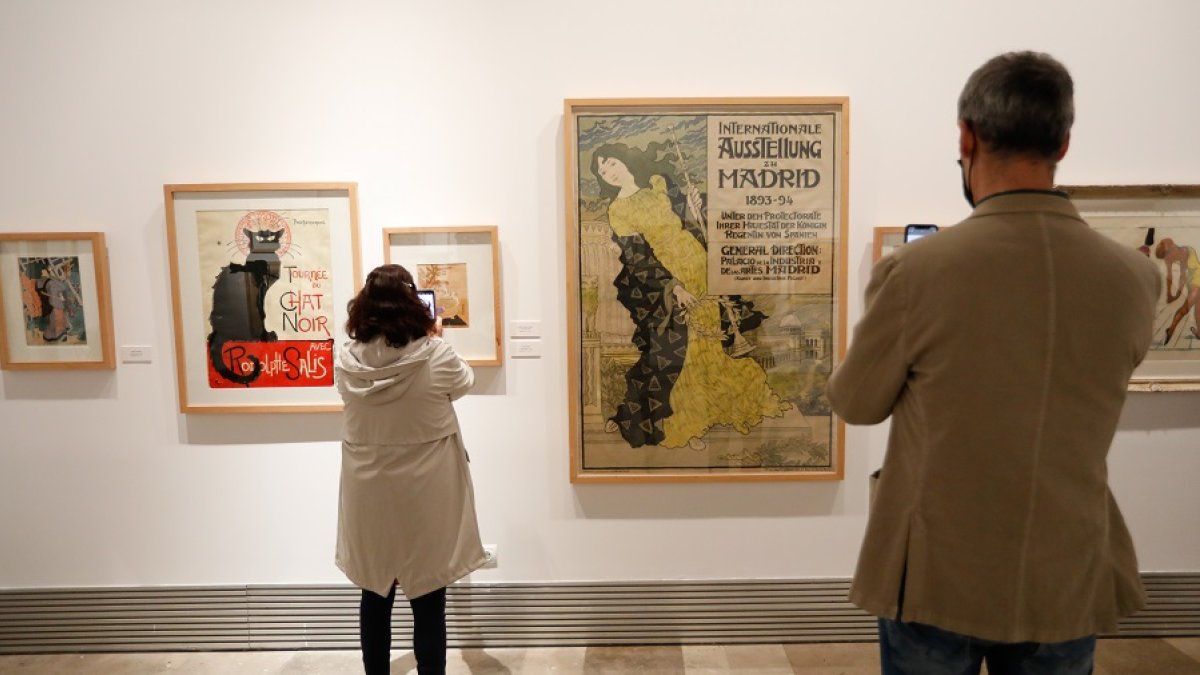 Una mujer, junto a obras de Yoshiiku, Steilen, Koryusai y Grasset. | J. M. LOSTAU