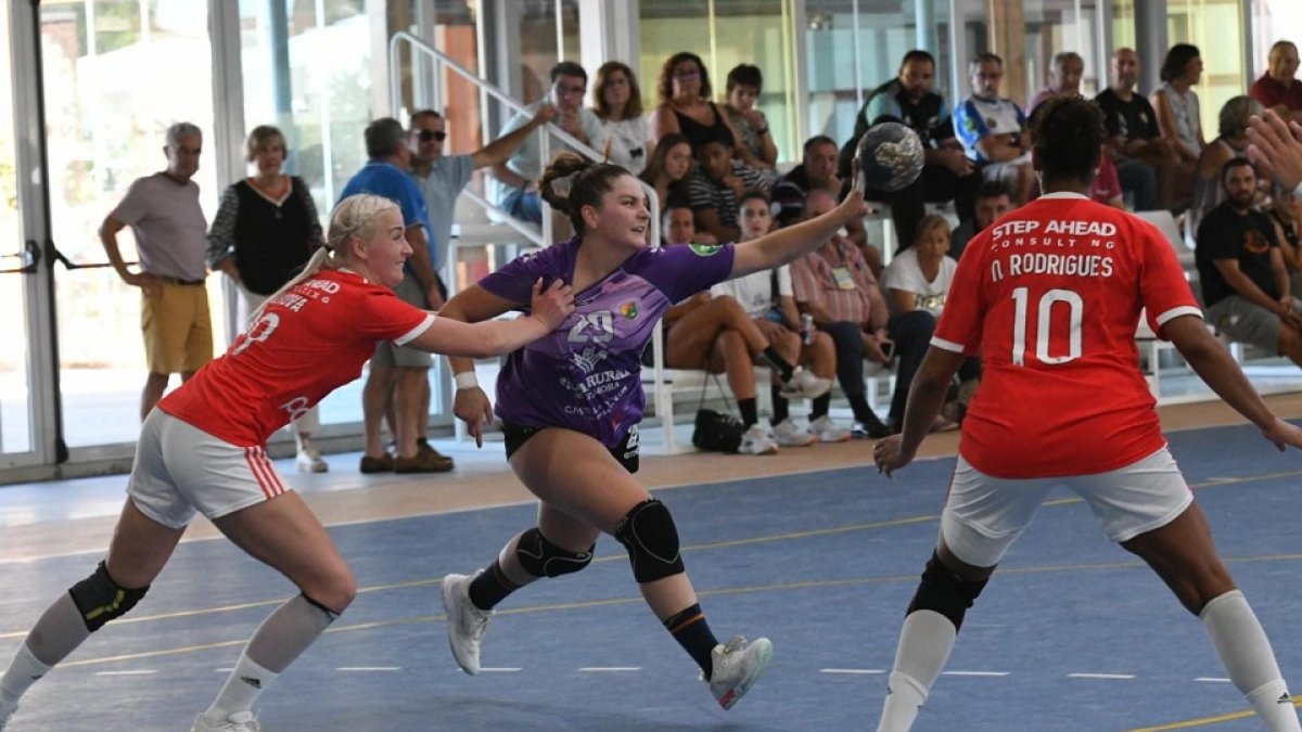 Laura da continuidad al balón en la final de consolación ante el Sport Lisboa e Benfica de la Summer BAG. / V. G. DE GARIBAY