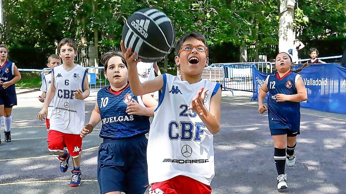 Imagen de un partido en el Día del Mini. / J. M. LOSTAU