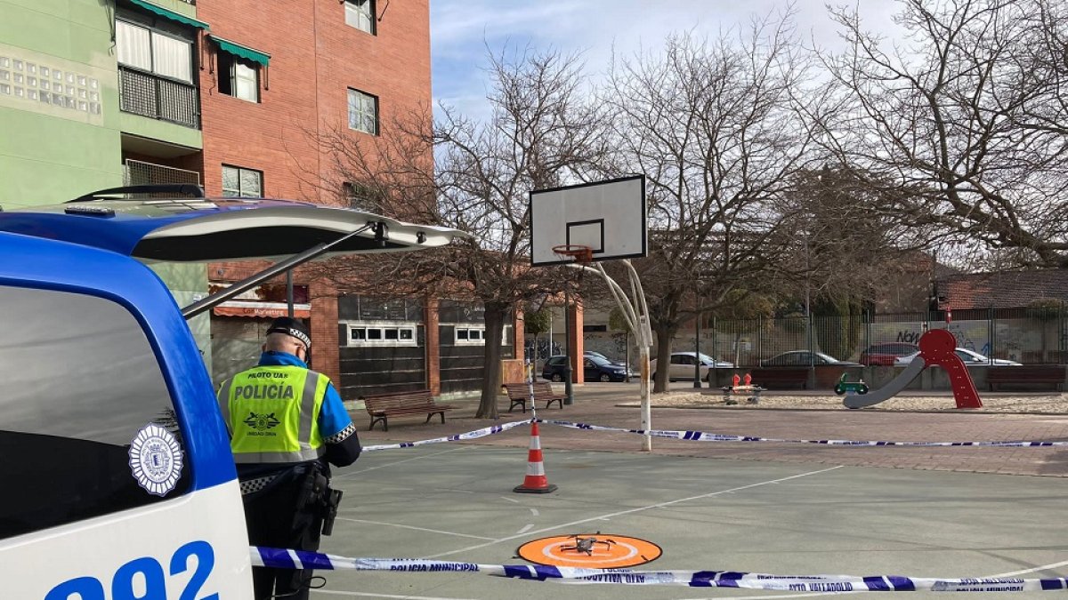 Un piloto de dron de la Policía Municipal despliega uno para buscar a Hades.- E. M.