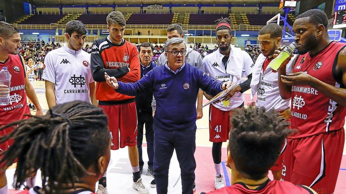 Paco García da instrucciones a sus jugadores durante el tiempo muerto contra Tau Castelló.-J.M. LOSTAU