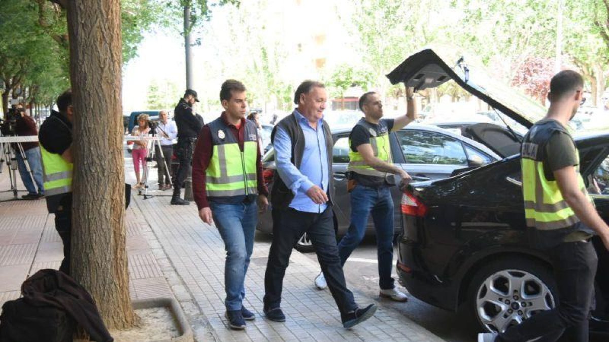 Agustín Lasaosa entrando en el vehículo policial.-ÁNGEL DE CASTRO