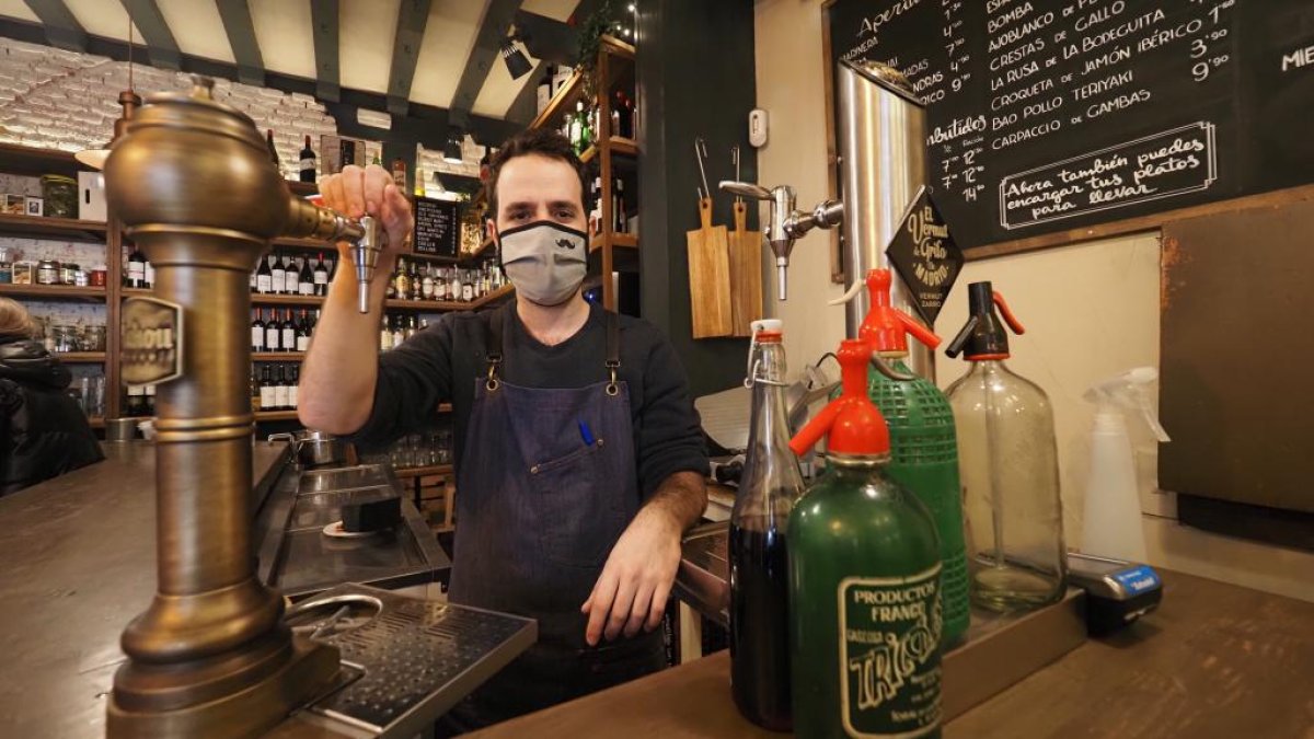 Reportaje sobre la hostelería efe Valladolid, previo al cierre decretado por la Junta por la subida de casos de Covid Rubén, de la Bodeguita. - E.M.