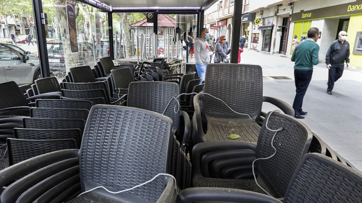 Terraza de un establecimiento del paseo de Zorrilla, ayer, con las sillas apiladas a la espera de abrir en la fase 1 . J.M. LOSTAU