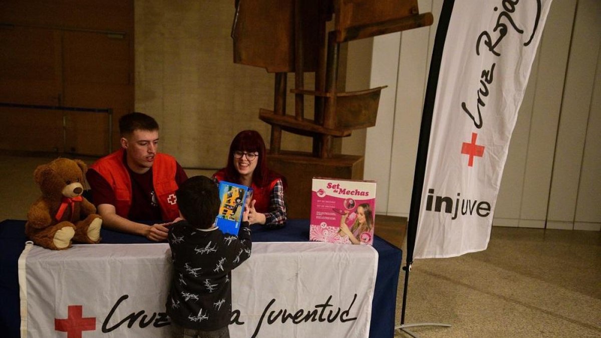 Voluntarios de Cruz Roja recogen donaciones de juguetes en las Cortes.-CORTES CYL