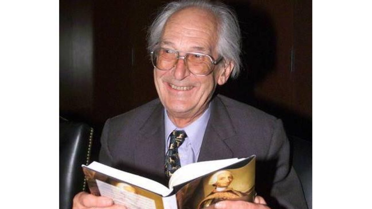 El hispanista Raymond Carr, en una imagen de 2001, durante la presentación de su obra 'Historia de España'.-Foto: GUSTAVO CUEVAS / EFE