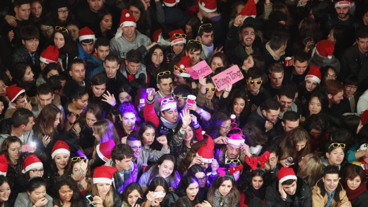 Miles de universitarios de todo el mundo despiden el año en la plaza mayor de Salamanca-Ical