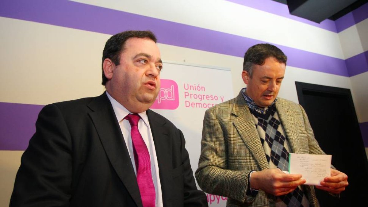 El candidato de UPyD a la presidencia de la Junta y coordinador territorial, Rafael Delgado (I), junto al delegado comarcal del Bierzo y Laciana, Manuel Ángel Morales (D)-Ical
