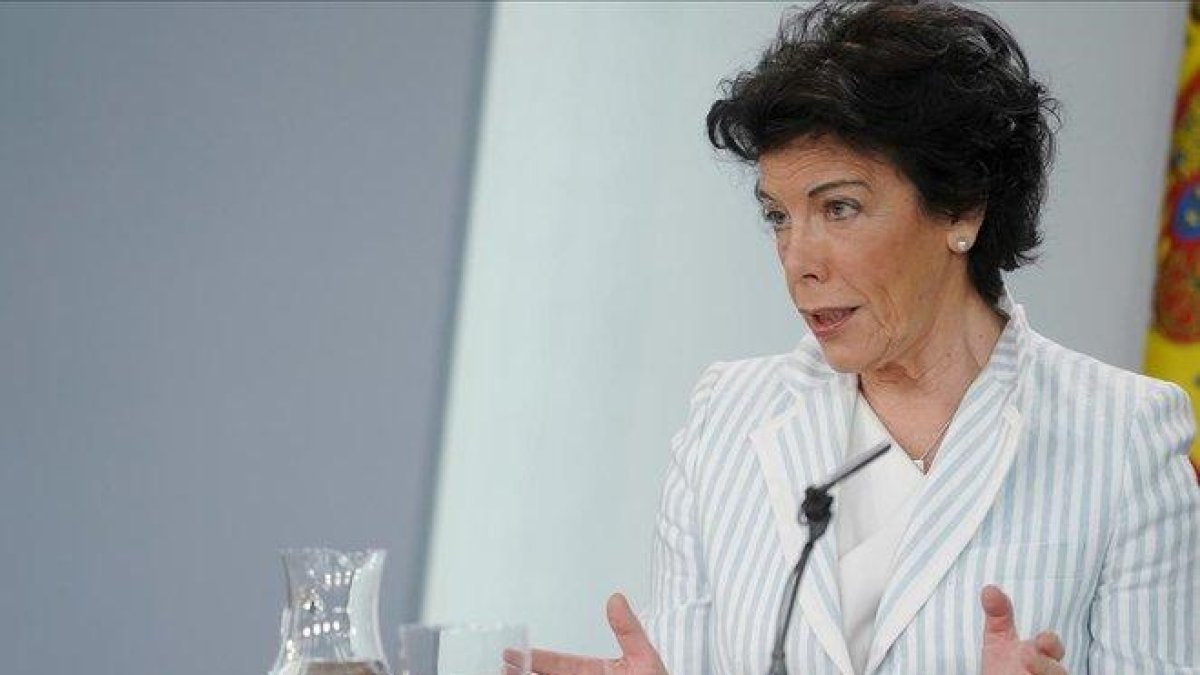 La portavoz del Gobierno, Isabel Celaá, este martes tras el Consejo de Ministros.-JOSÉ LUIS ROCA