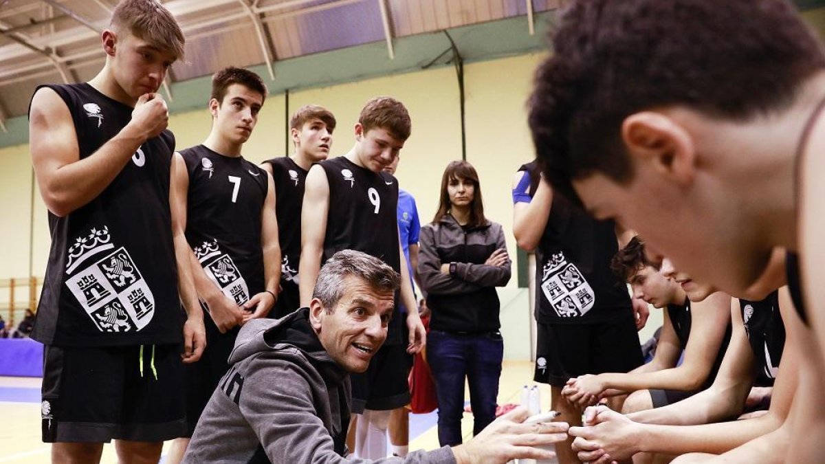El seleccionador de Castilla y León Luis Pinela alecciona a sus jugadores.-J. M. L.