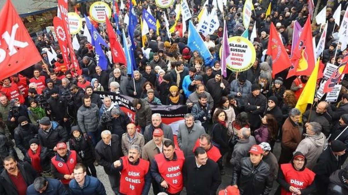 Militantes izquierdistas se congregan en el centro de Ankara el pasado 29 de diciembre para exigir el fin de la violencia en Kurdistán.-AFP / ADEM ALTAN
