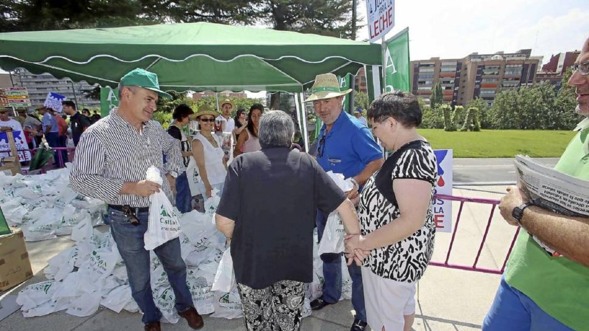 Turrado y DUjo en el reparto protesta de leche en la Plaza del Milenio.-ICAL