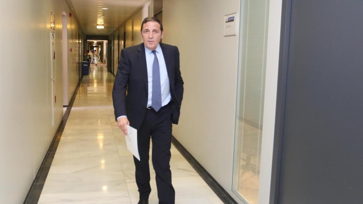 El consejero de Sanidad, Antonio María Sáez, informa en rueda de prensa sobre la reunión mantenida para abordar la planificación de radioterapia en Castilla y León con las juntas provinciales de la Asociación Española contra el Cáncer.-ICAL
