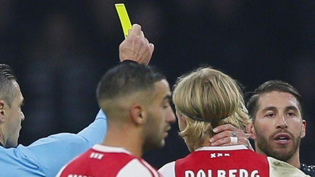 El árbitro Damir Skomina enseña la tarjeta amarilla a Sergio Ramos.-AP / PETER DEJONG