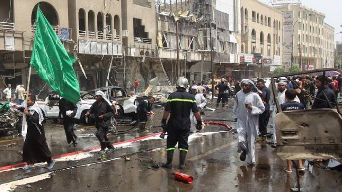 Un peregrino pasa por el lugar donde estalló el coche bomba.-Foto: AFP / AHMAD AL-RUBAYE
