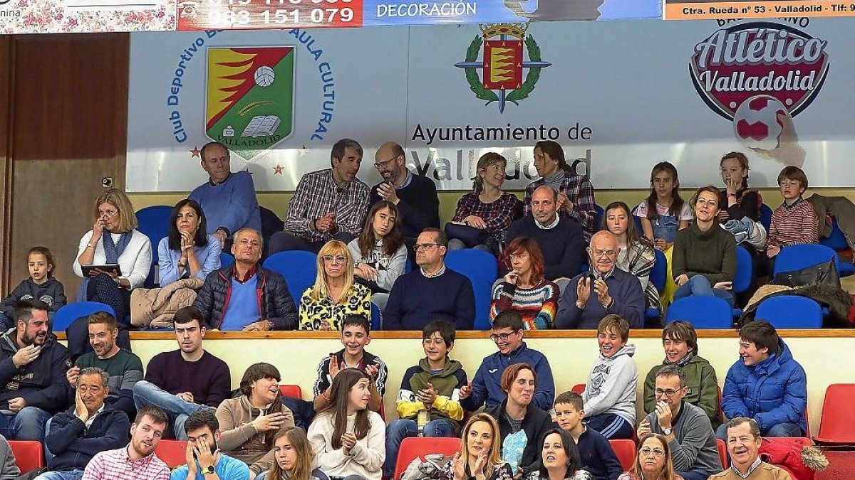 Imagen del palco de Huerta del Rey en un partido del BM Aula Alimentos de Valladolid la pasada campaña.-M. A. SANTOS
