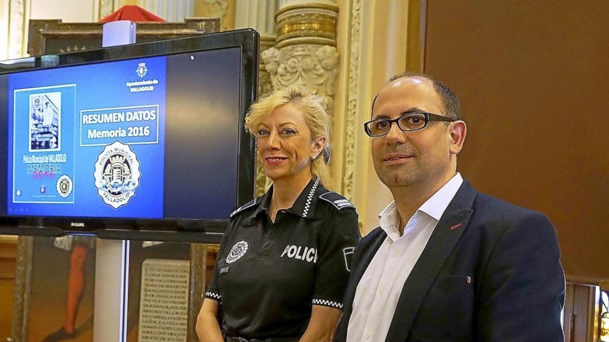 Luis Vélez y Julia González presentan la Memoria 2016 de la policía.-ICAL