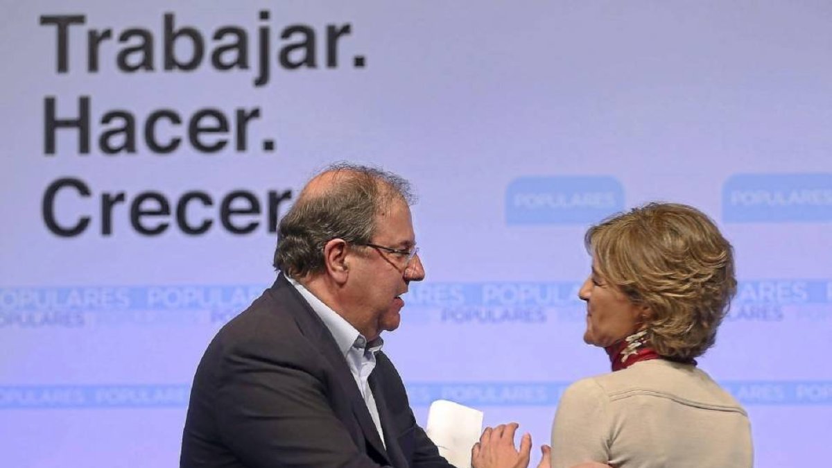 El candidato 'popular' Juan Vicente Herrera saluda a la ministra de Agricultura, Isabel García Tejerina.-ICAL