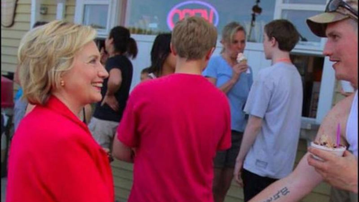 La foto de Hillary Clinton con el desconocido de tatuaje