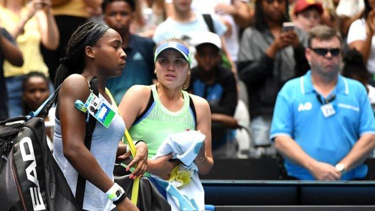 Coco Gauff, tras perder con Sofia Kenin (derecha).-AFP / JOHN DONEGAN