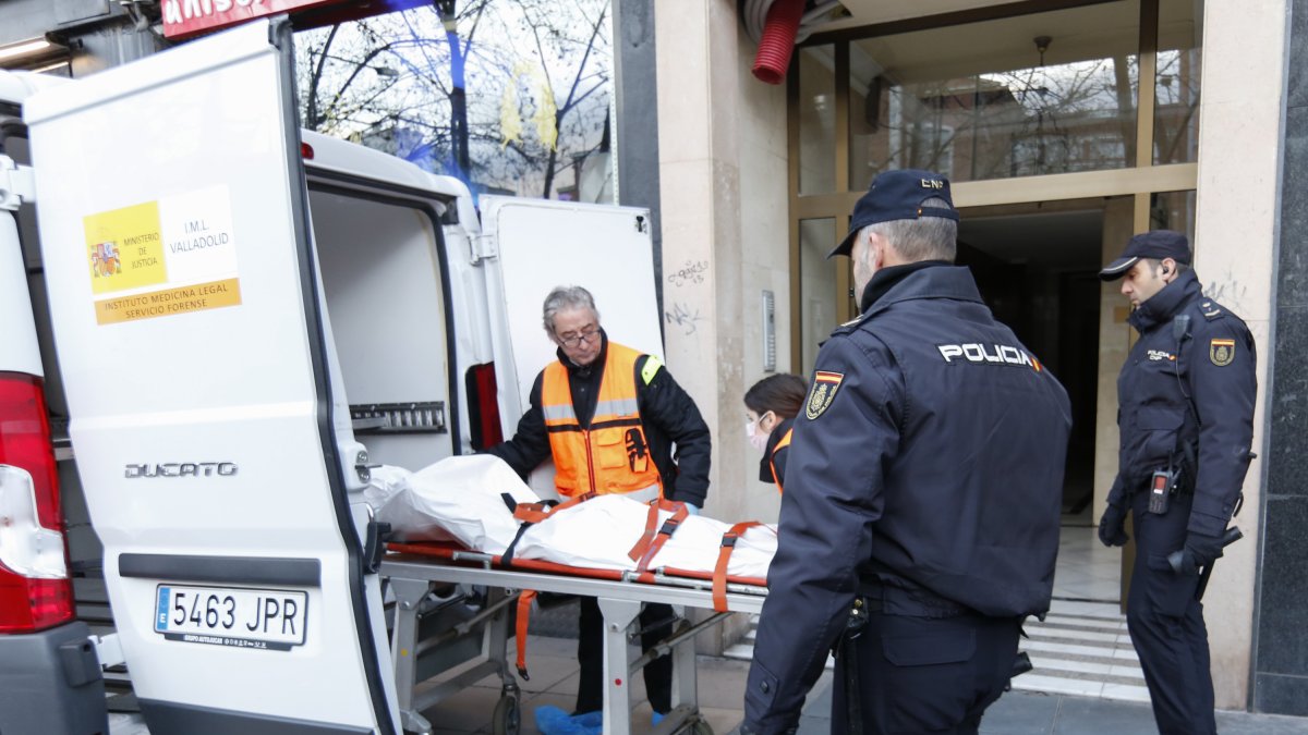 Miembros del servicio forense retiran uno de los dos cuerpos tras el doble asesinato.- PHOTOGENIC