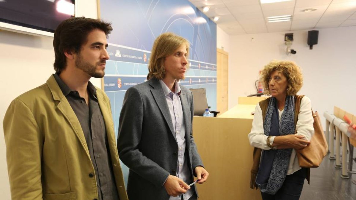 El portavoz de Podemos, Pablo Fernández, en rueda de prensa, junto a los dos viceportavoces, Isabel Muñoz y Pedro de Palacio(I)-ICAL