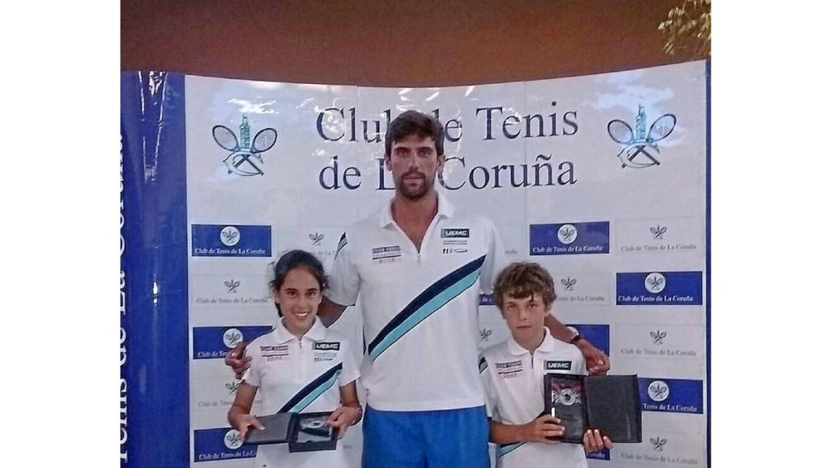 Eva Arranz y Alejandro Pinilla, junto a su entrenador.-E.M