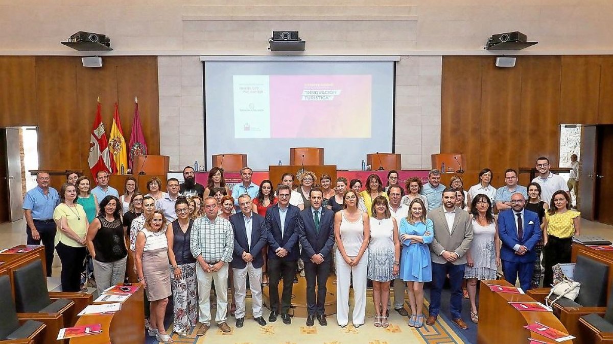 Foto de familia de los asistentes al IV Foro de Turismo Provincia de Valladolid, junto a Íscar (en el centro), ayer en el hemiciclo del Castillo de Fuensaldaña.-E M.