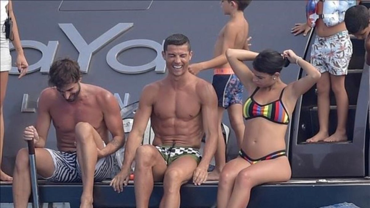 Cristiano Ronaldo y Georgina Rodríguez, durante una de las paradas del yate que les lleva por aguas de Formentera.-ADRIANO ALVAREZ