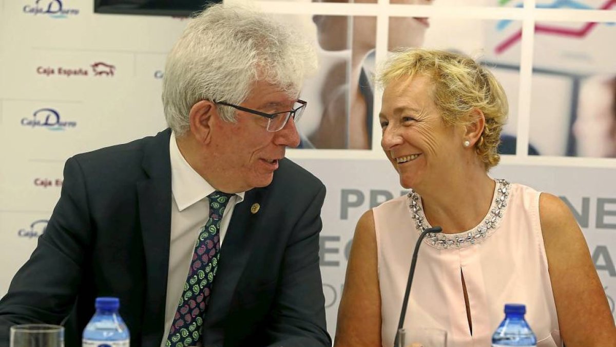 José Ángel Hermida y María Luisa Lombardero, ayer, en la presentación del informe económico.-Ical