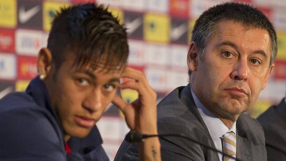 Neymar y Josep Maria Bartomeu, en la presentación del delantero brasileño como nuevo jugador del Barça, el 3 de junio del 2013.-Foto:  JOAN MONFORT