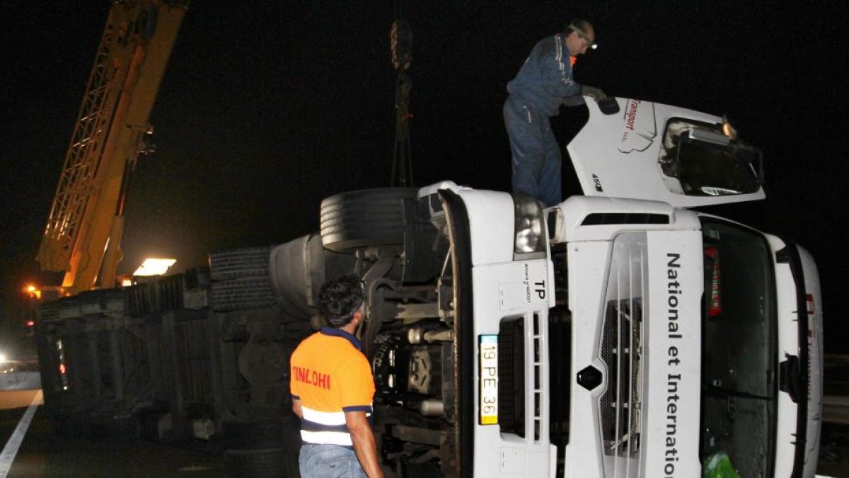 Herido grave el conductor de trailer cargado de componentes para el automóvil en un accidente en la A-62 entre Magaz de Pisuerga y Torquemada (Palencia).-ICAL
