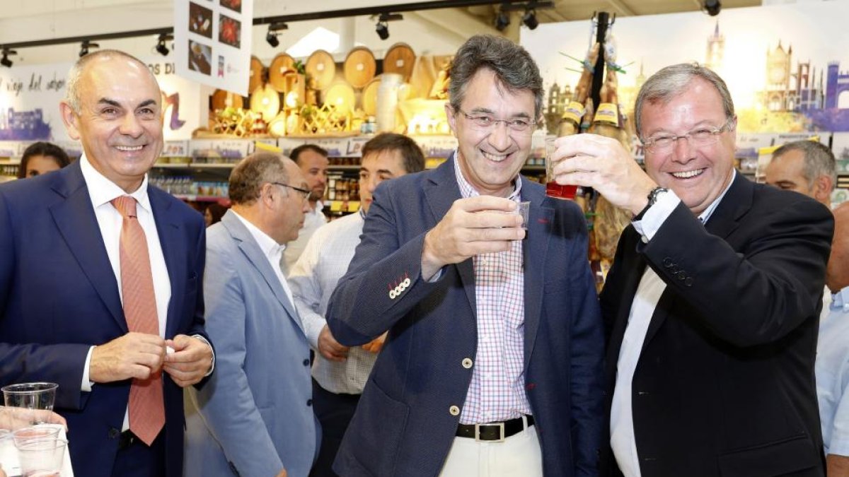 El presidente de la Diputación, Juan Martínez Majo, acompañado por el alcalde de León, Antonio Silván, inaugura la acción promocional de Productos de León en Carrefour León. Junto a ellos, el director del centro comercial, Francisco Martín.-ICAL