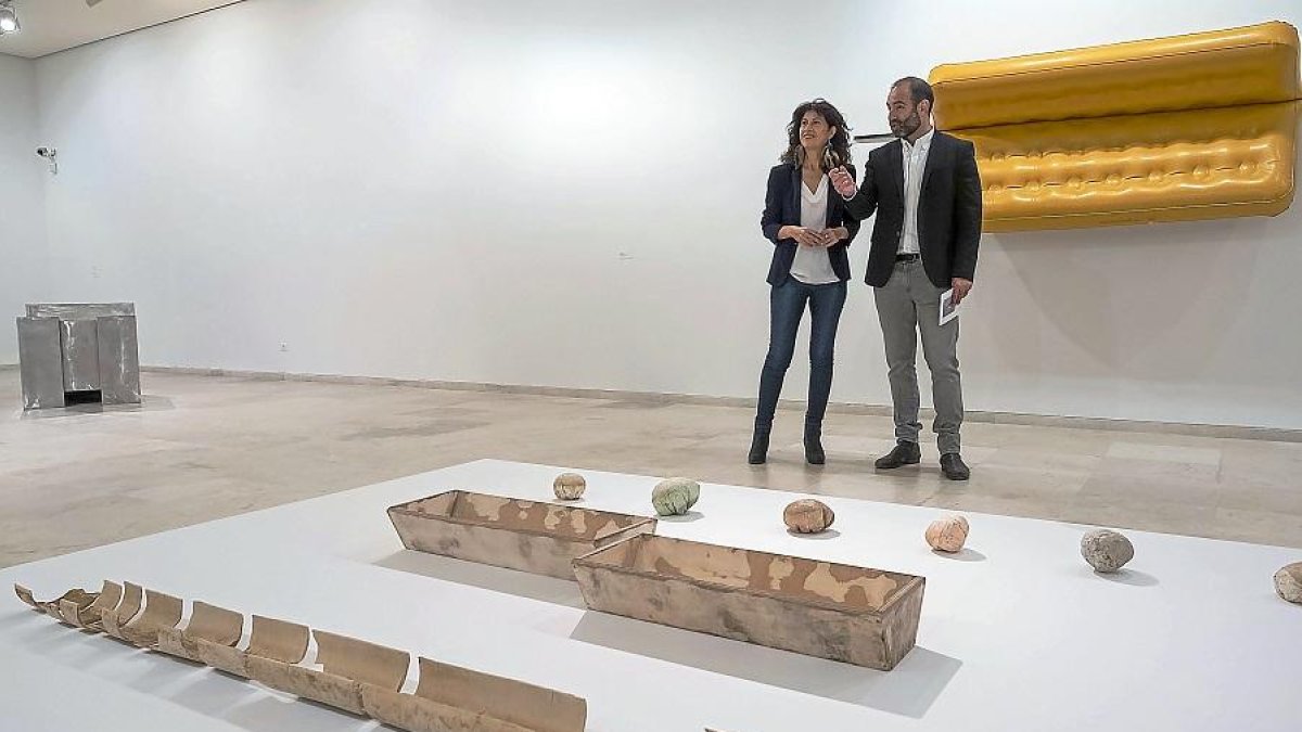 Redondo y Hontoria junto a obras de Fuster, Dauder e Irazu en la sala 6 del Museo Patio Herreriano .-PABLO REQUEJO - PHOTOGENIC