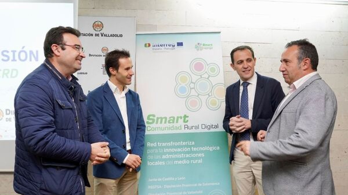 El presidente de la Diputación de Valladolid, Conrado Íscar, junto al alcalde de Peñafiel, Roberto Díez, y el director general de Telecomunicaciones y Administración Digital de la Junta, Antonio Ibáñez.-Ical.