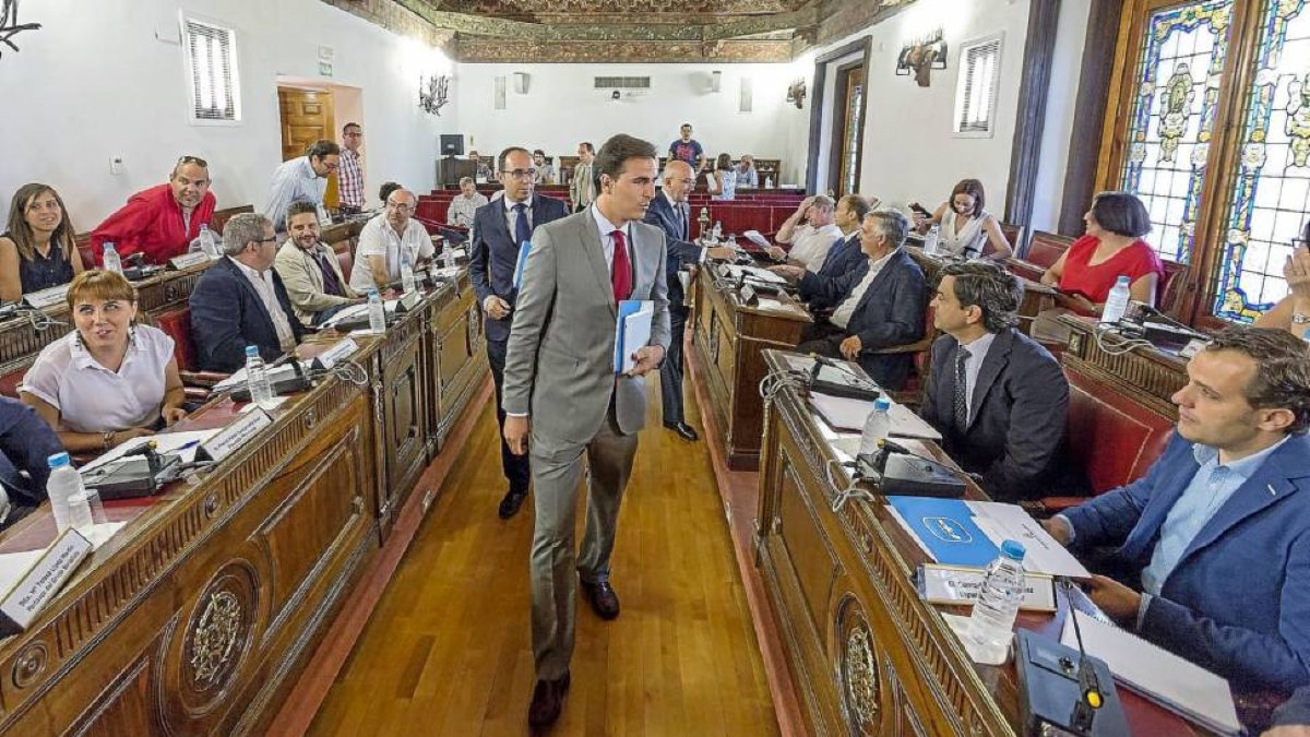 El portavoz 'popular' Guzman Gómez, con el vicepresidente Alonso y el presidente Carnero al entrar al pleno.-M.Á. Santos