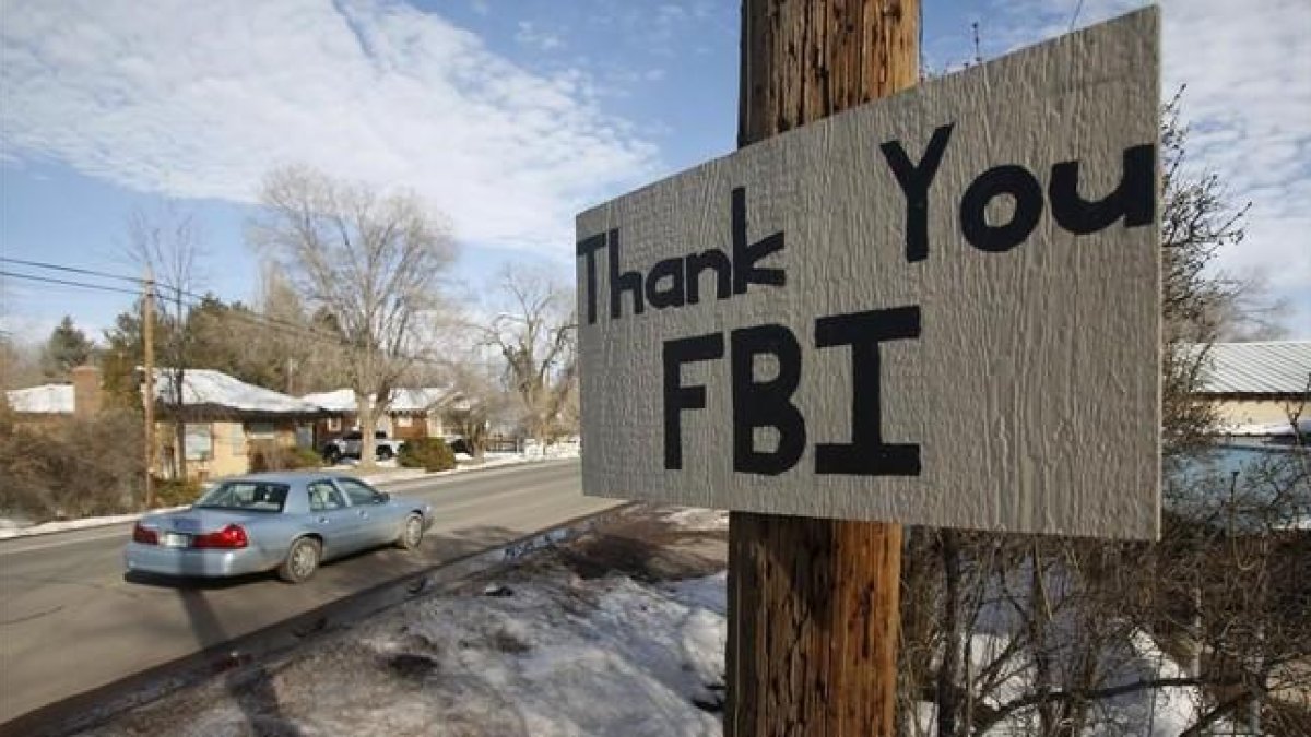 Un letrero colgado cerca del lugar donde se atrincheró el grupo de extrema derecha agradece la acción del FBI.-REUTERS / JIM URQUHART