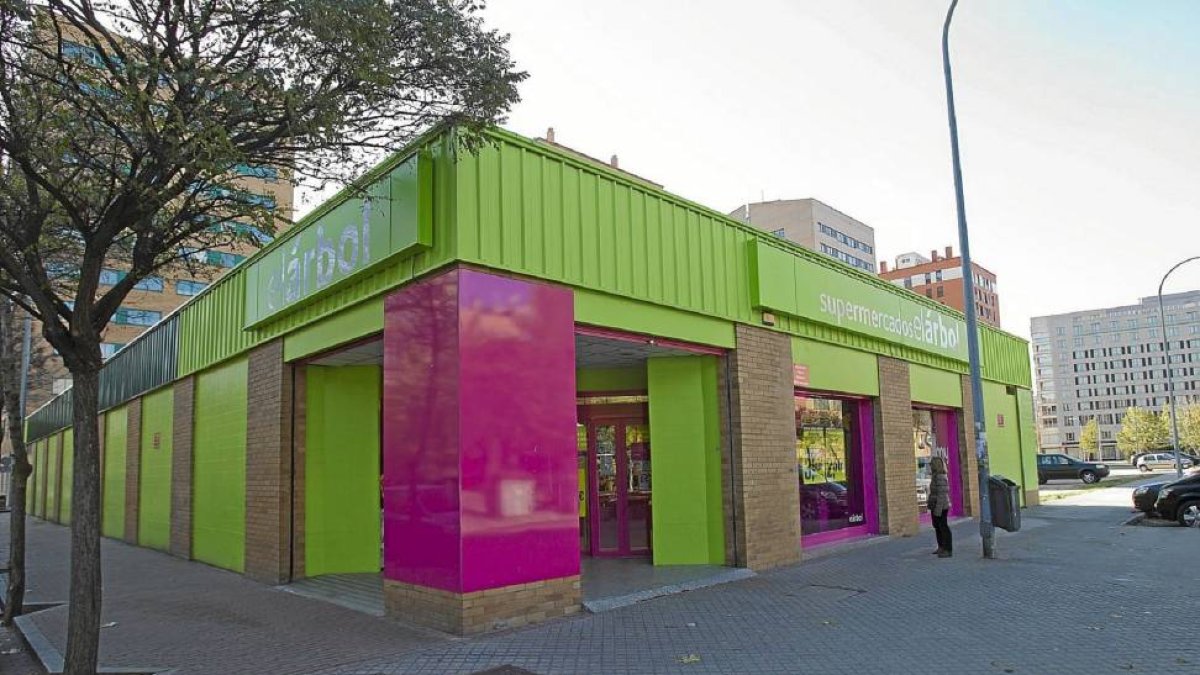 Supermercado El Árbol en la calle Balago (Valladolid)-J.M.Lostau