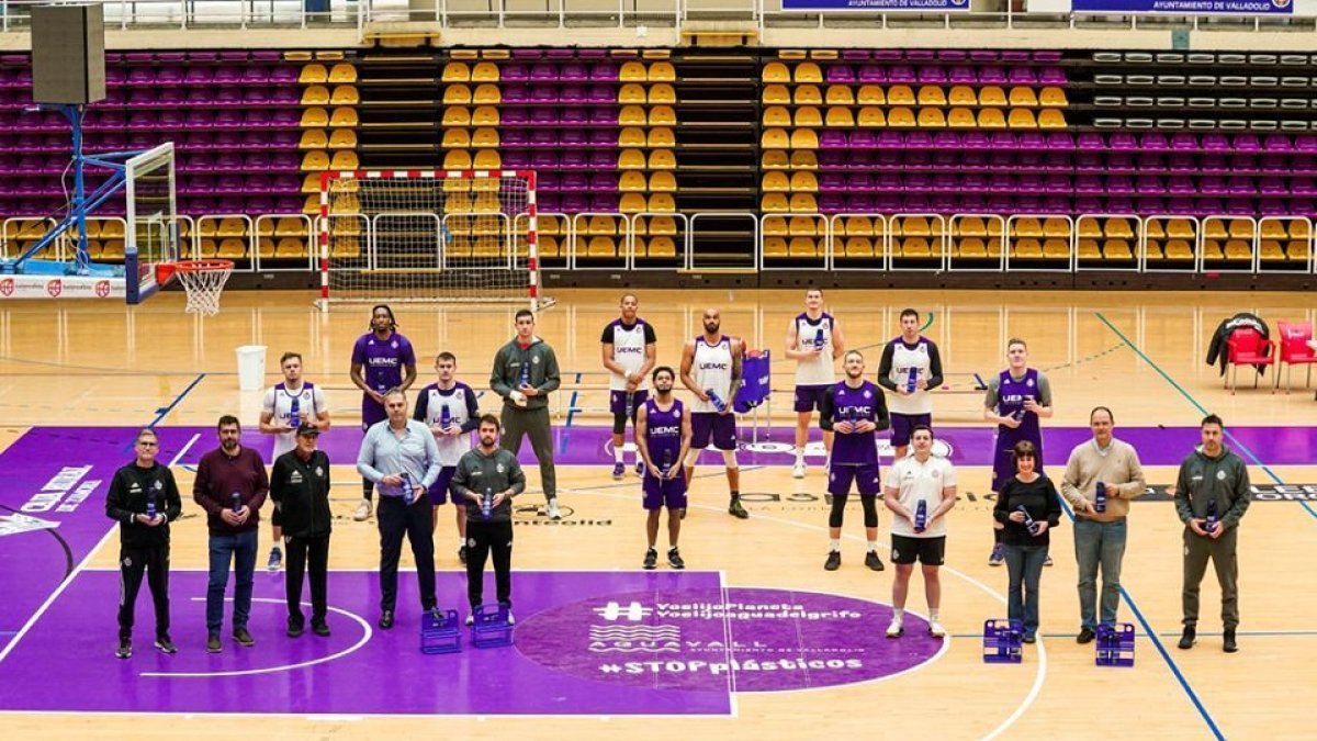 El Real Valladolid Baloncesto (plantilla, presidente y director general) posan en Pisuerga con las botellas personalizadas de agua corriente que sustituirán a las de plástico de un solo uso en entrenamientos y partidos junto a los concejales de Medio Ambiente y Deportes, María Sánchez y Alberto Bustos. RVB