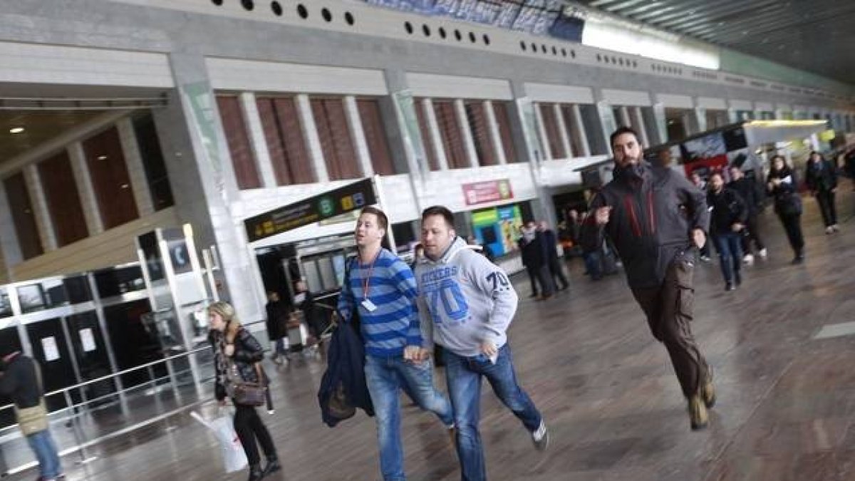 Familiares de los pasajeros que viajaban a bordo del avión de Germanwings estrellado en los Alpes, esta mañana en El Prat.-ALBERT BERTRÁN