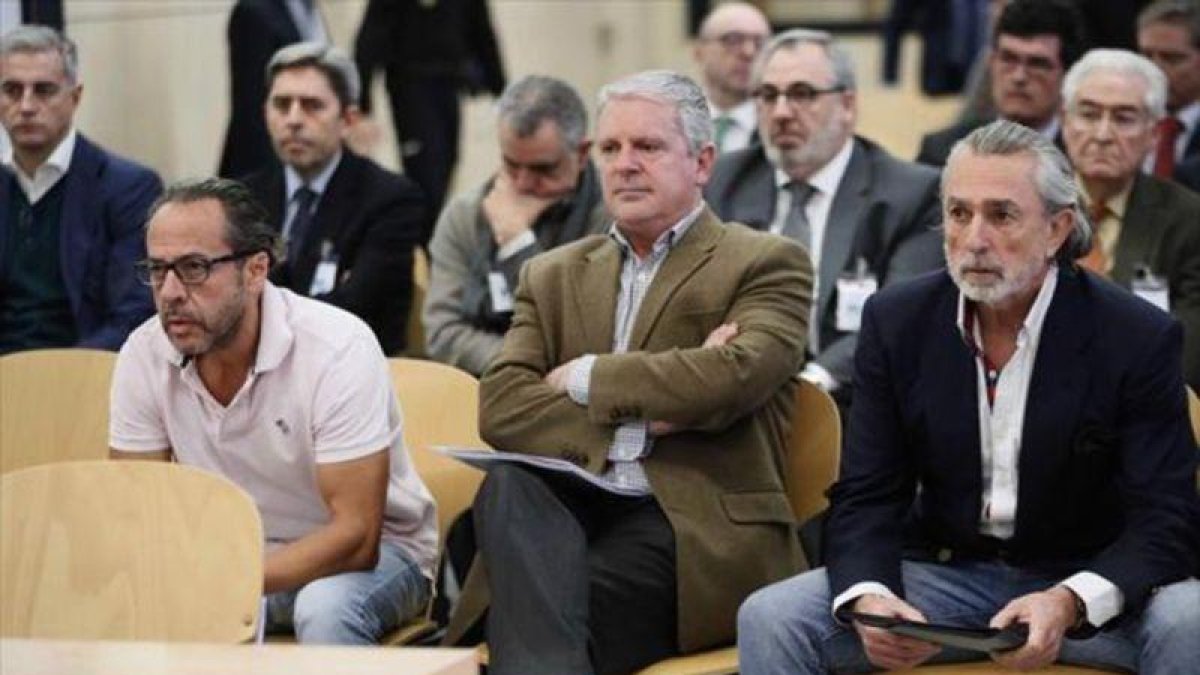 Álvaro Pérez Alonso, el Bigotes, Pablo Crespo y Francisco Correa, el lunes en el juicio por la Gürtel valenciana en San Fernando de Henares (Madrid).-EFE / FERNANDO ALVARADO