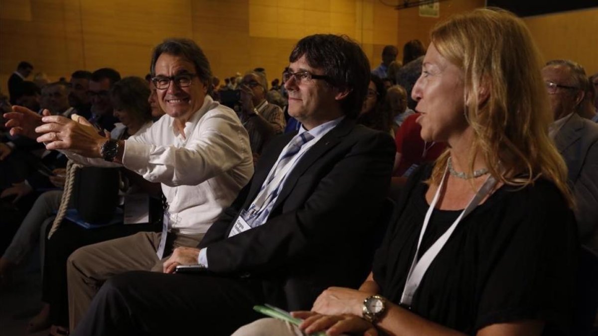 Artur Mas, Carles Puigdemont y Neus Munté, en el congreso de refundación de CDC el 8 de julio del 2016.-JULIO CARBÓ