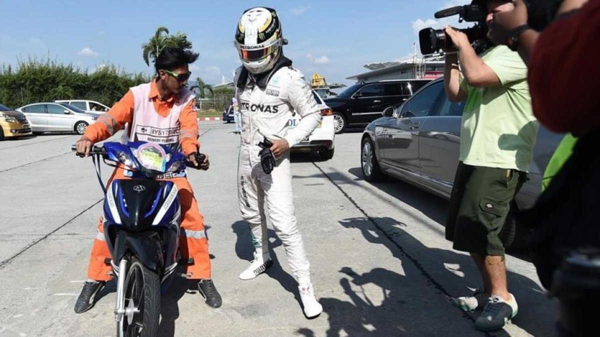 Hamilton abandona la pista en Sepang (Malasia) tras estallar el motor de su Mercedes.-AFP / MANAN VATSYAYANA