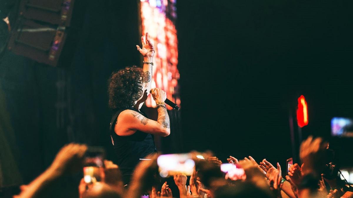 Bunbury desplegó todo un espectáculo en el escenario y se acercó mucho al público.-DIEGO SANTAMARIA - SONORAMA RIBERA