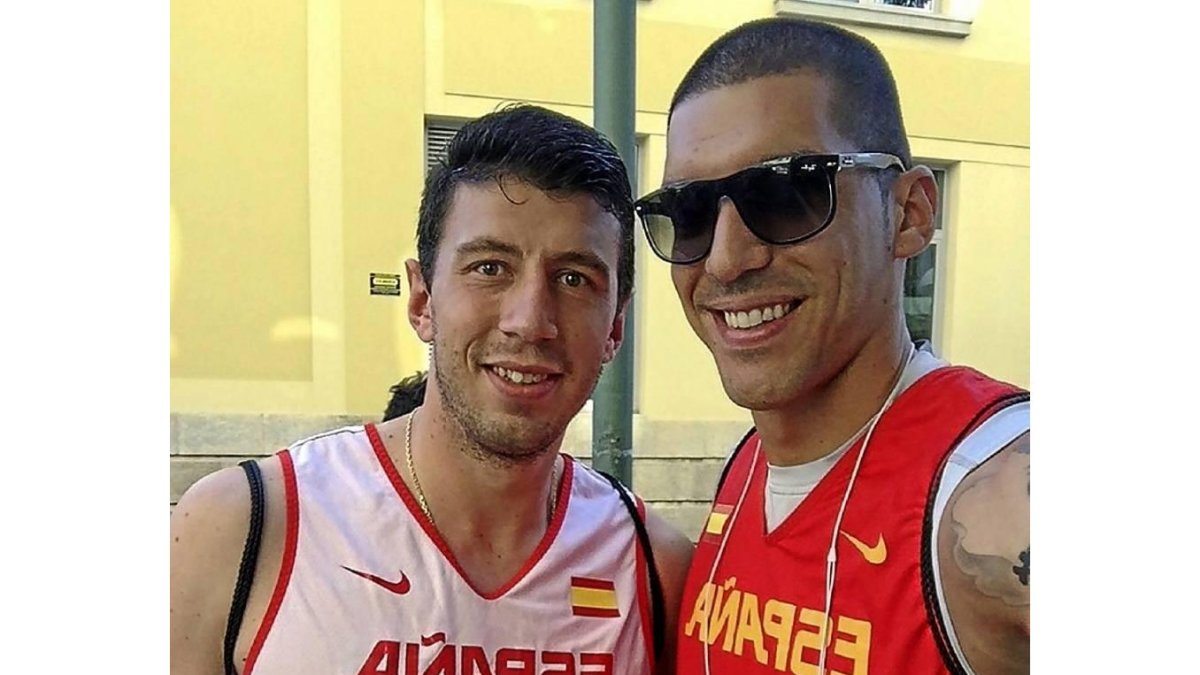 Sergio de la Fuente y Nacho Martín se hacen un selfie antes de partir a Baku-El Mundo