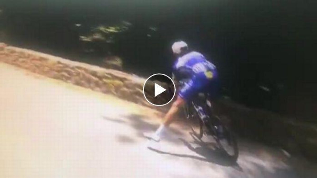 Impactante caída de Philippe Gibert por un barranco en el Tour. /-PERIODICO (TOUR DE FRANCE)